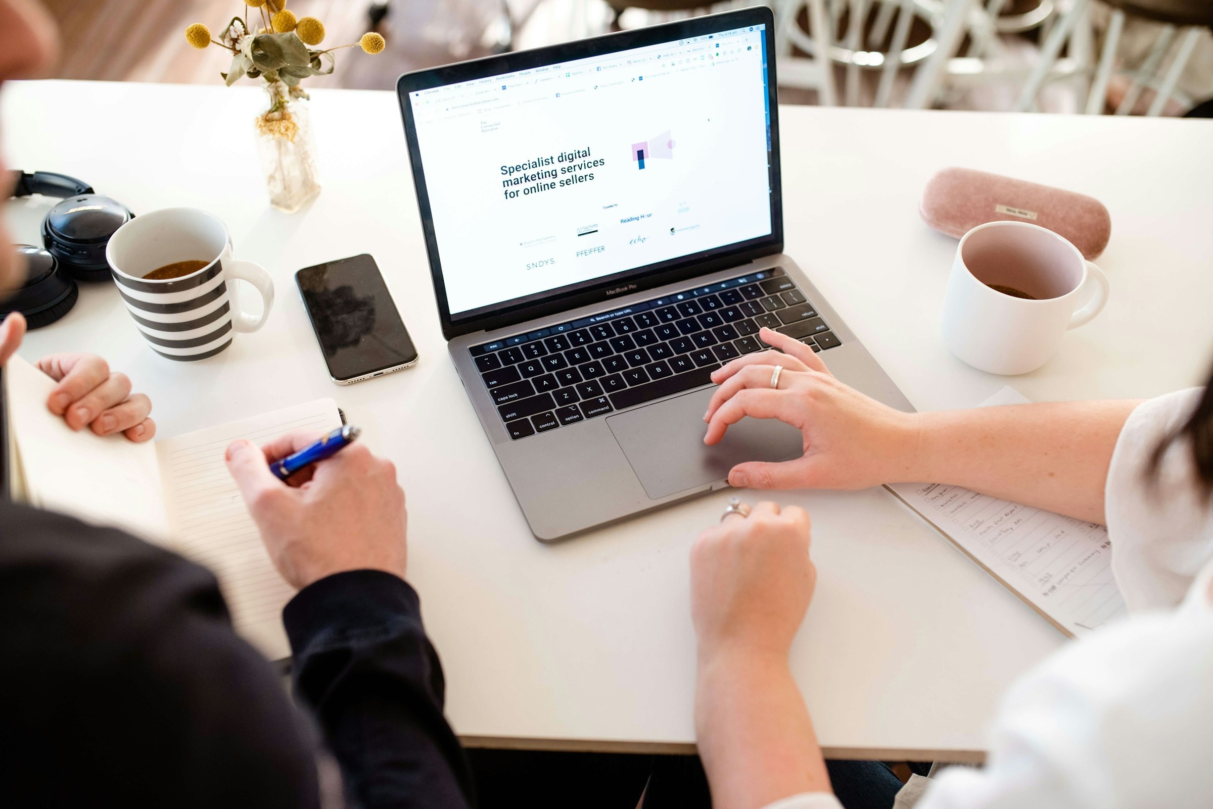Laptop und Smartphone auf dem Schreibtisch