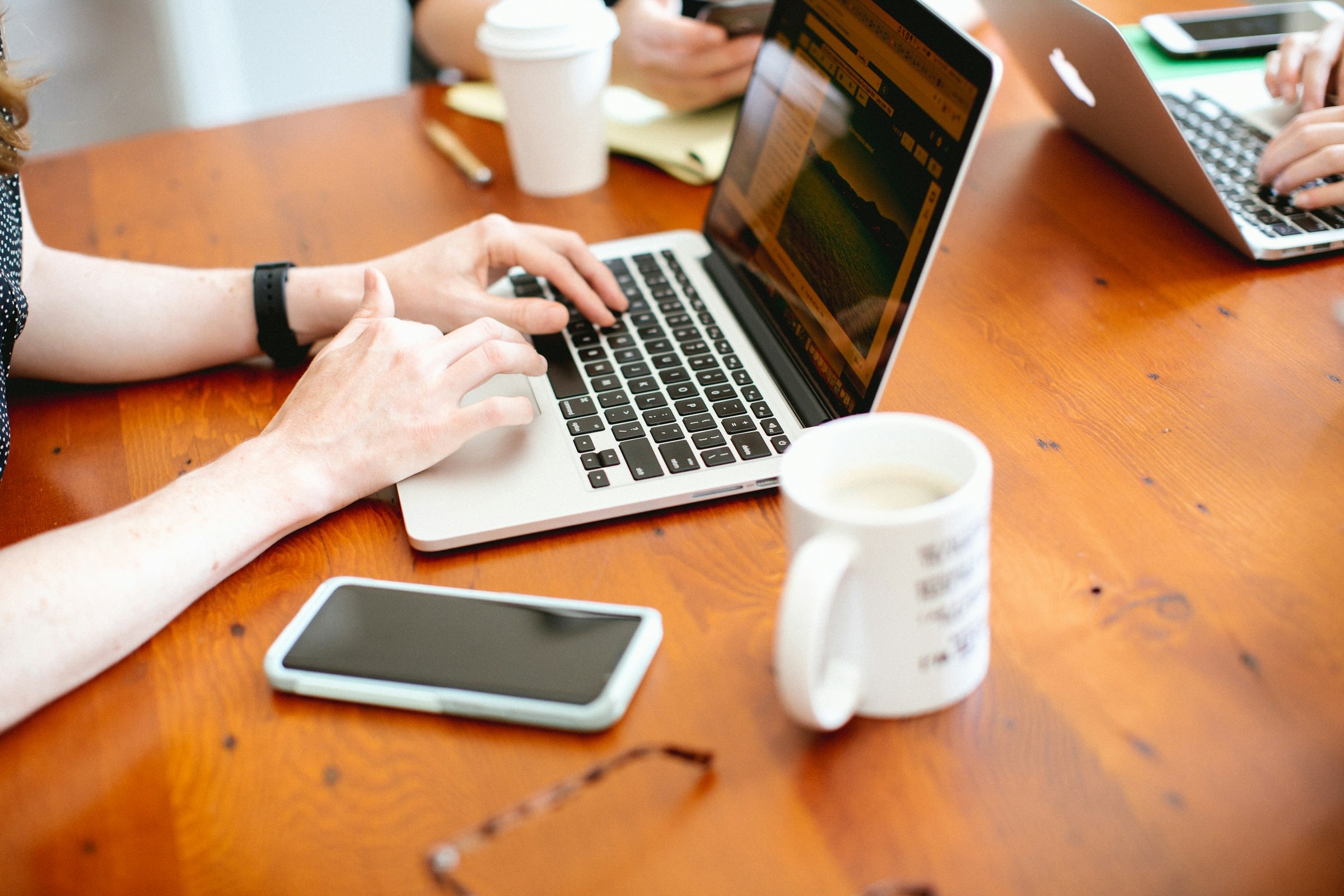 Arbeit am Laptop mit Smartphone