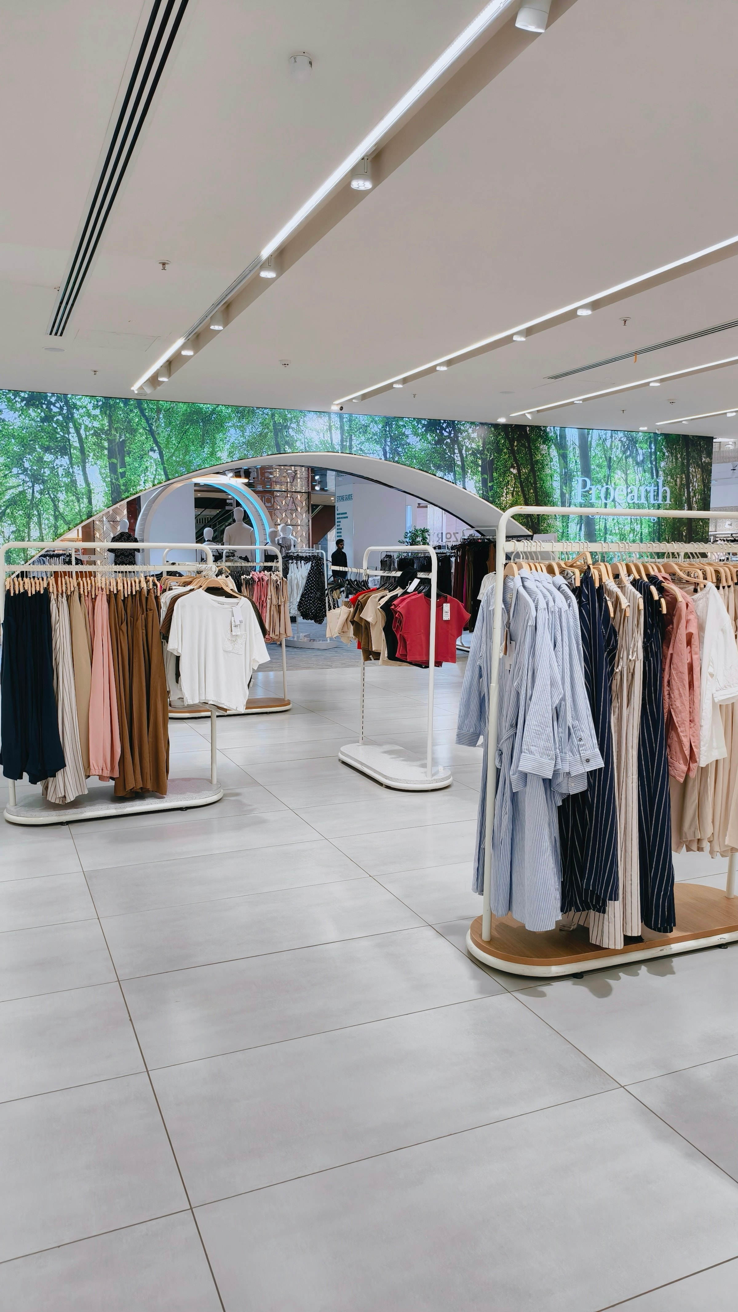 Heller Modeladen mit Kleiderständern, Inkasso für Handel und E-Commerce