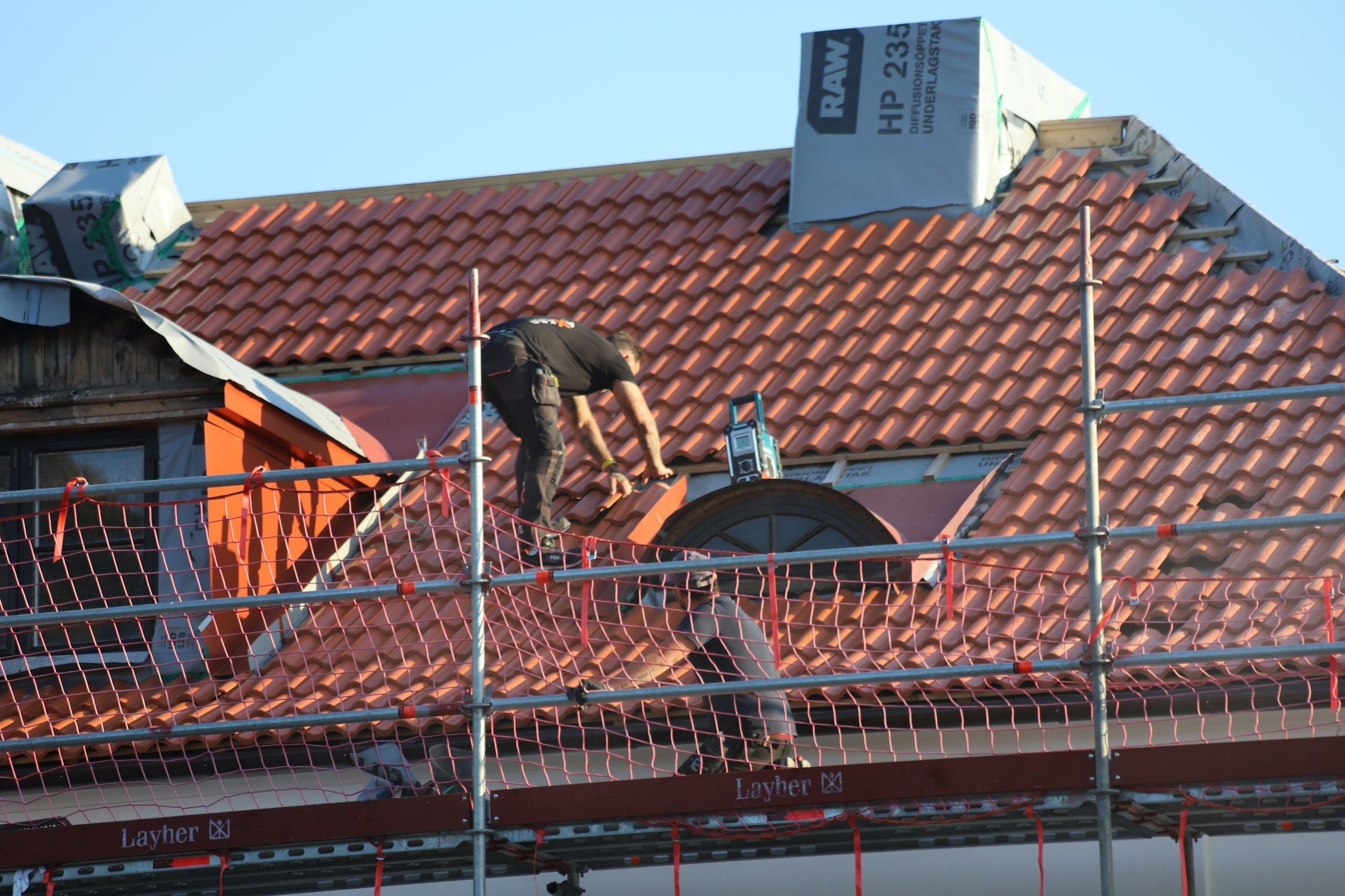 Dachdecker auf einem Ziegeldach