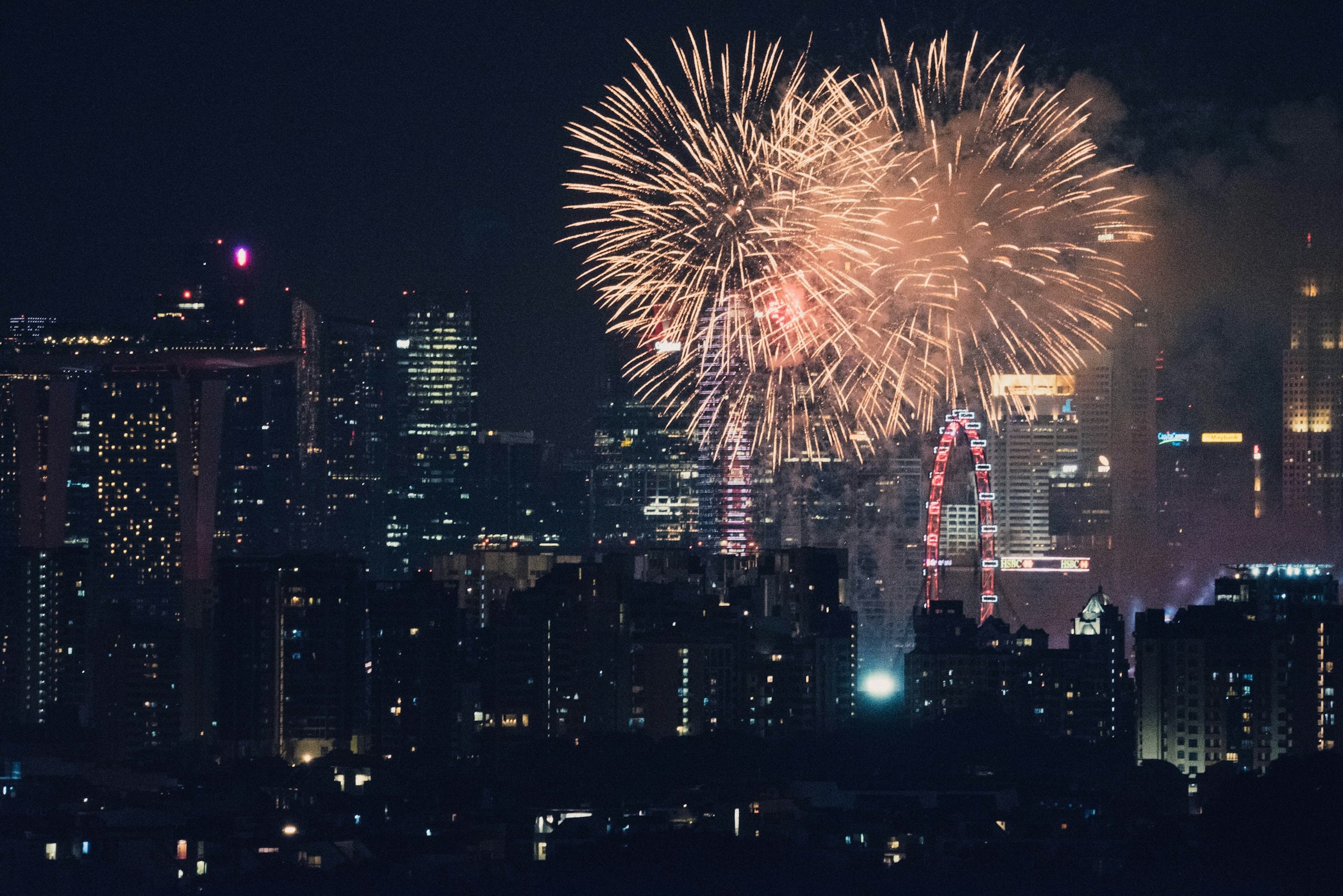 Silvesterfeuerwerk über der Stadt