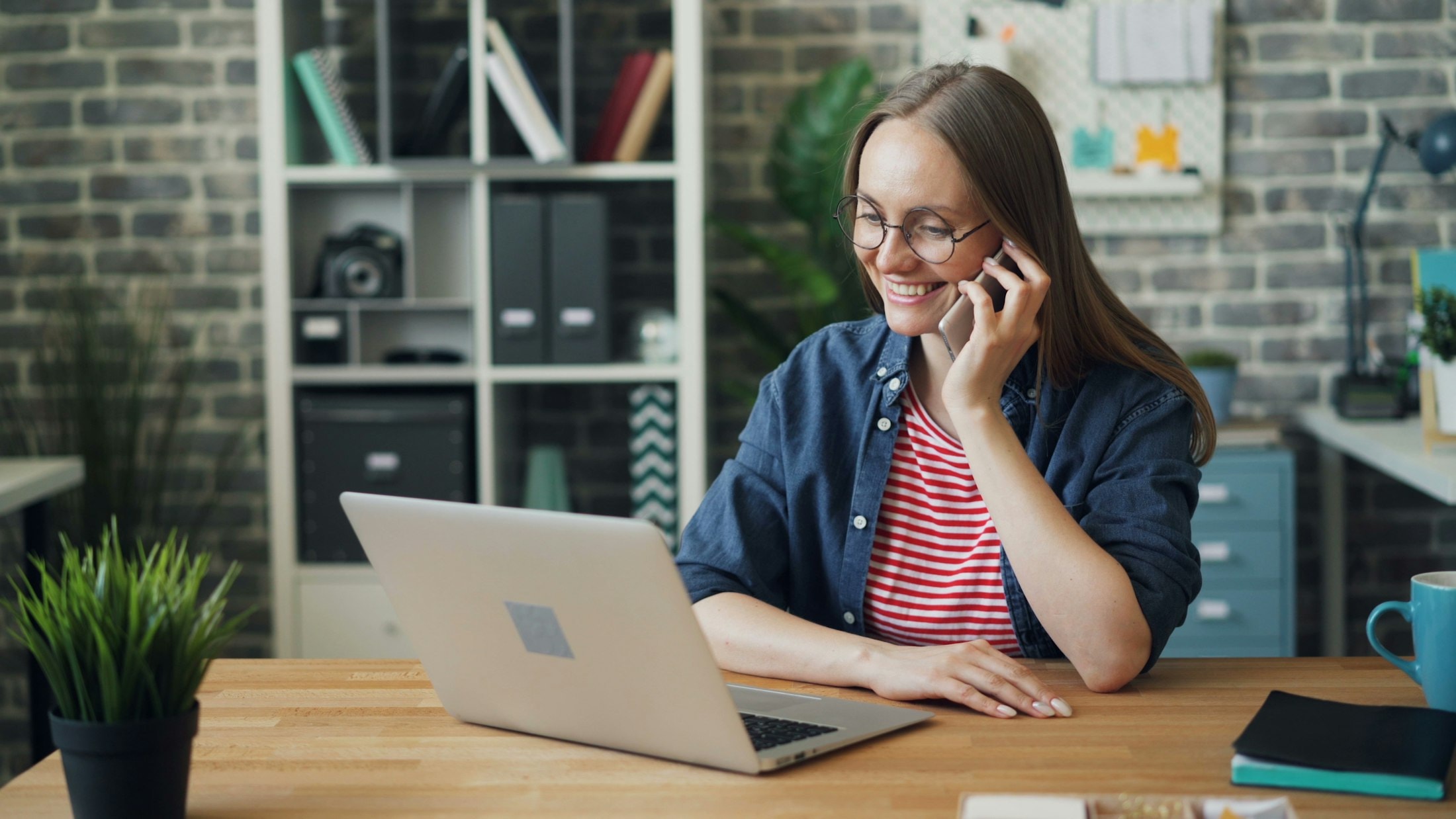 Mitarbeiterin am Telefon im Büro