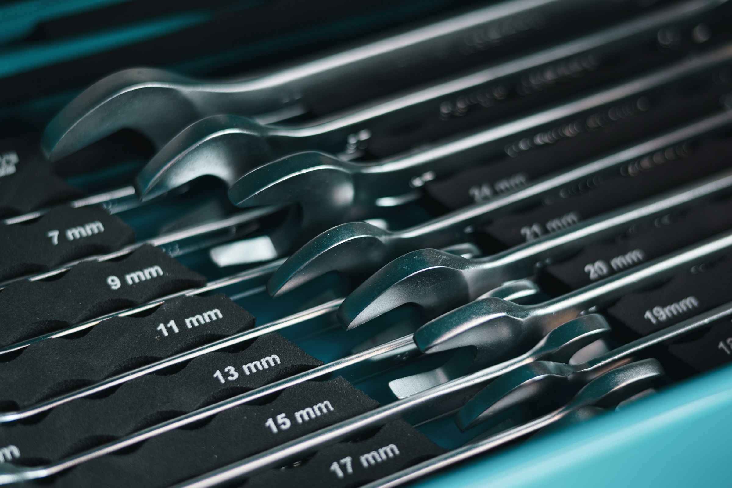 Satz Schraubenschlüssel im Werkzeugkasten, Inkasso für Autohäuser und Werkstätten