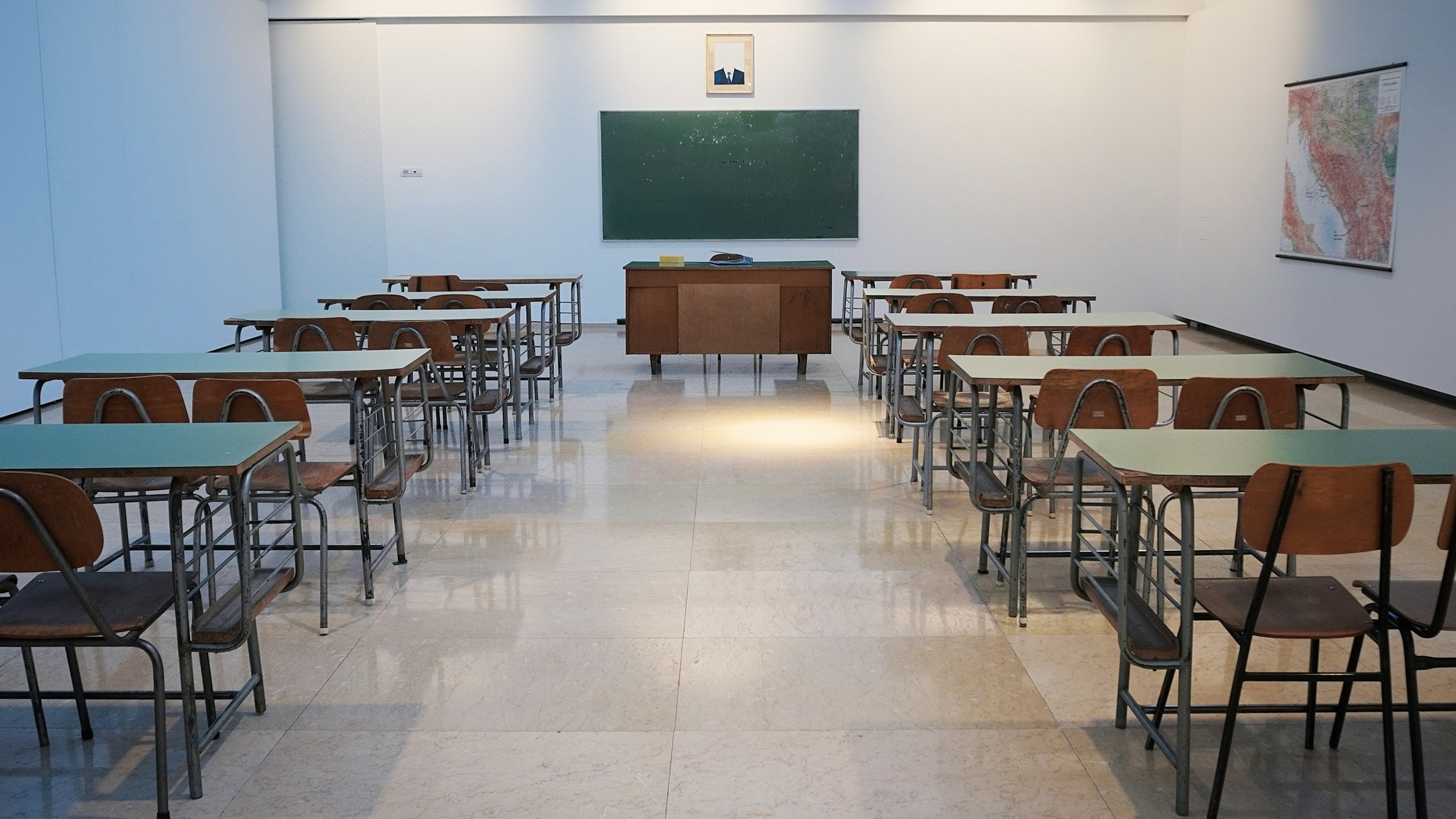 Leerer Seminarraum mit Tischen und Tafel, Inkasso für Bildungsträger und Vereine