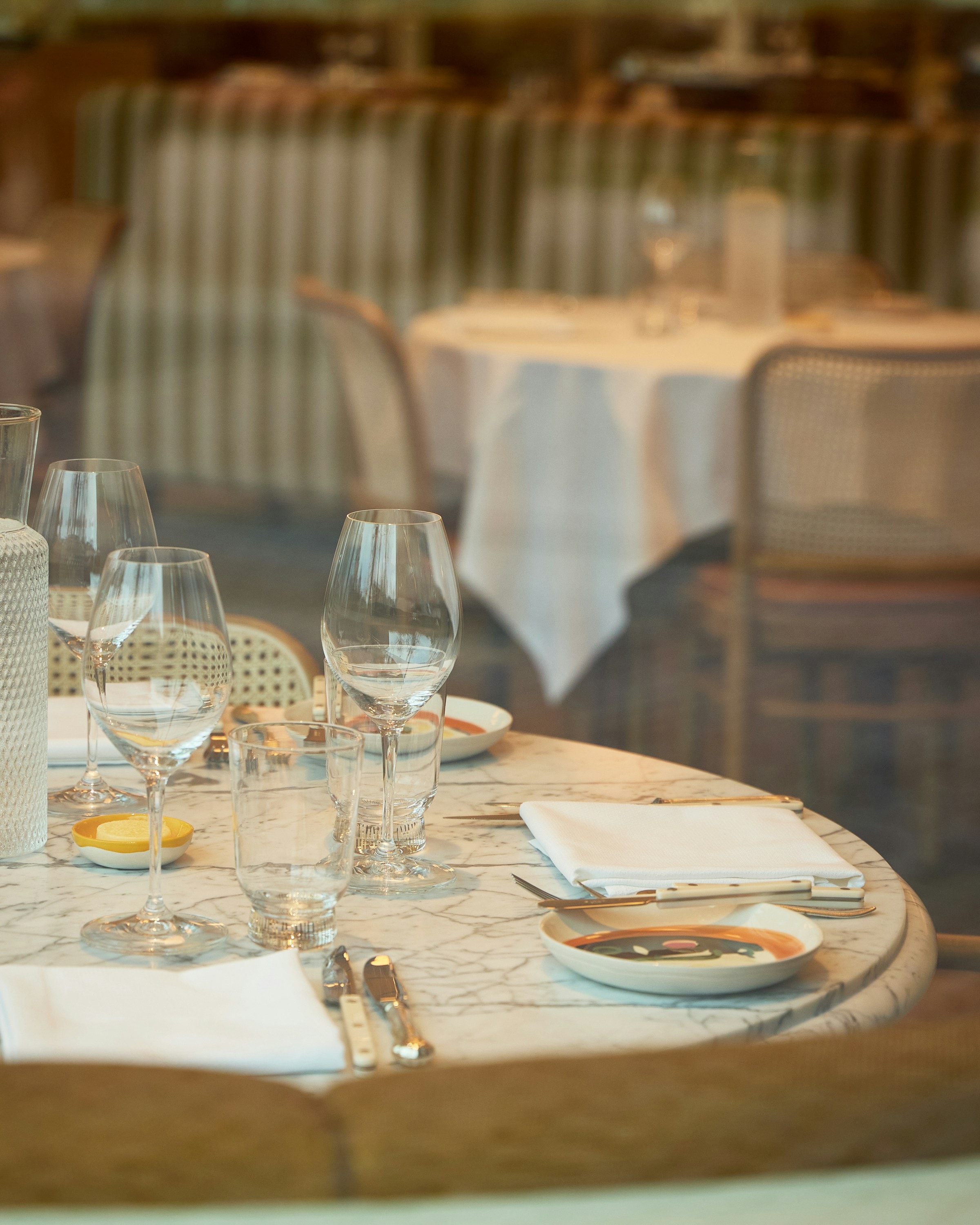 Gedeckte Restauranttische mit Gläsern, Inkasso für Gastronomie und Hotellerie