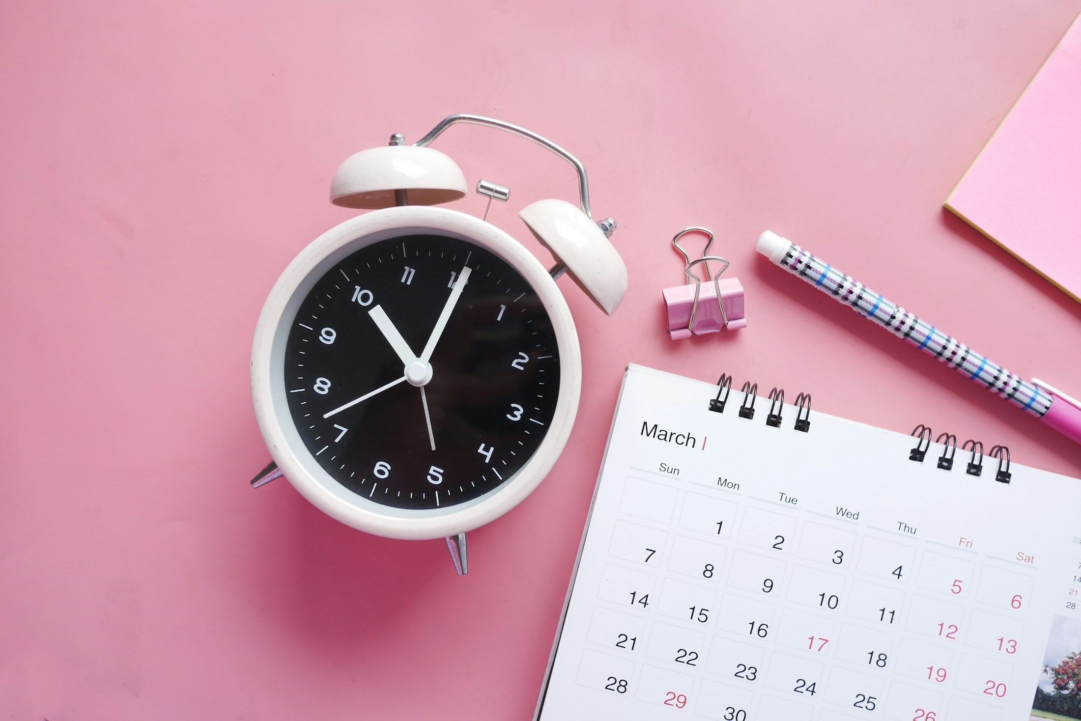 Wecker und Kalender