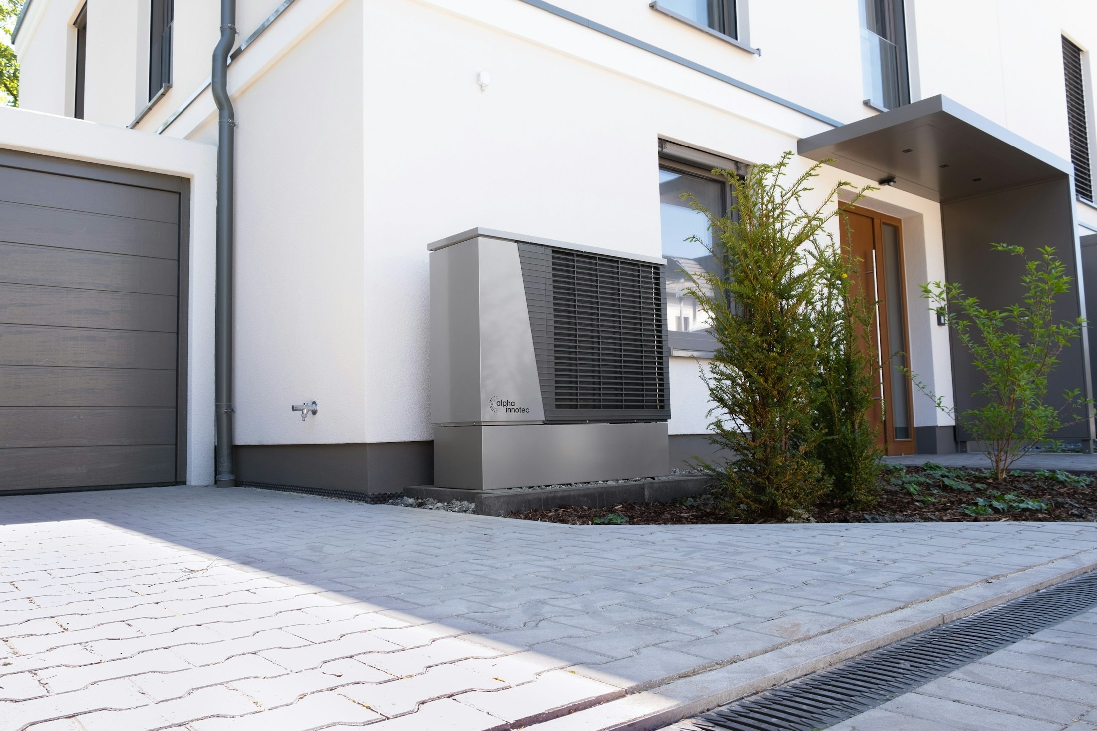 Wärmepumpe vor einem Haus
